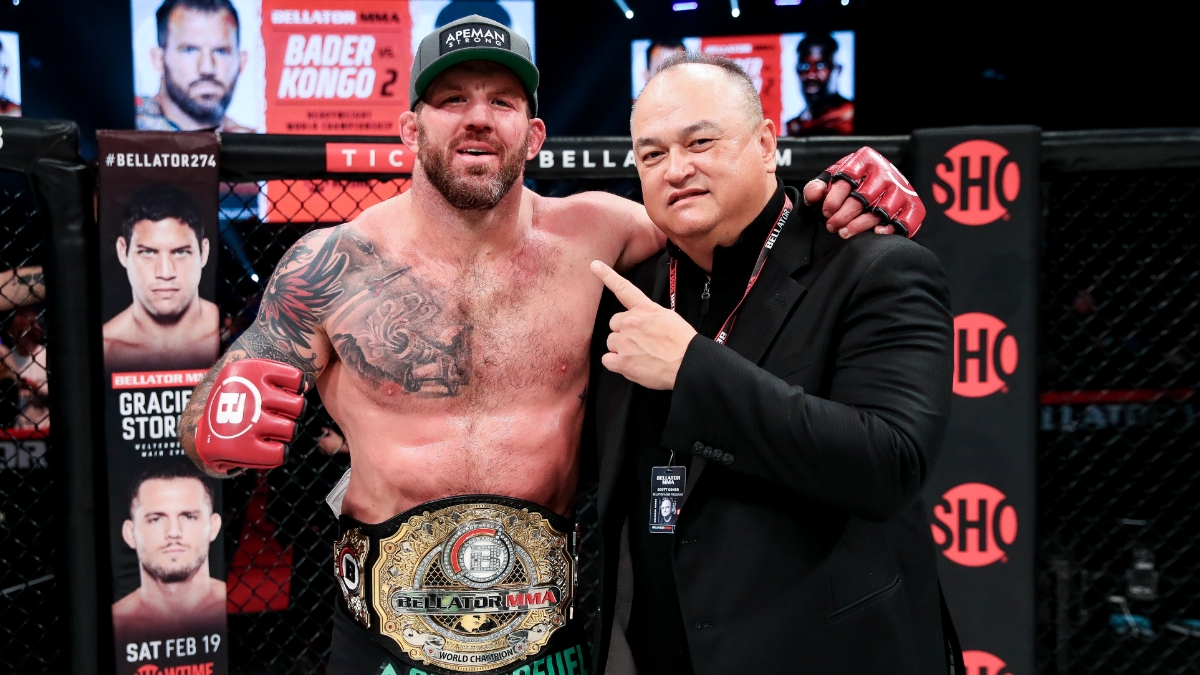 BELLATOR MMA 300 記念グッズセット October 7, 2023: Bellator MMA 300 special edition gold gloves on
